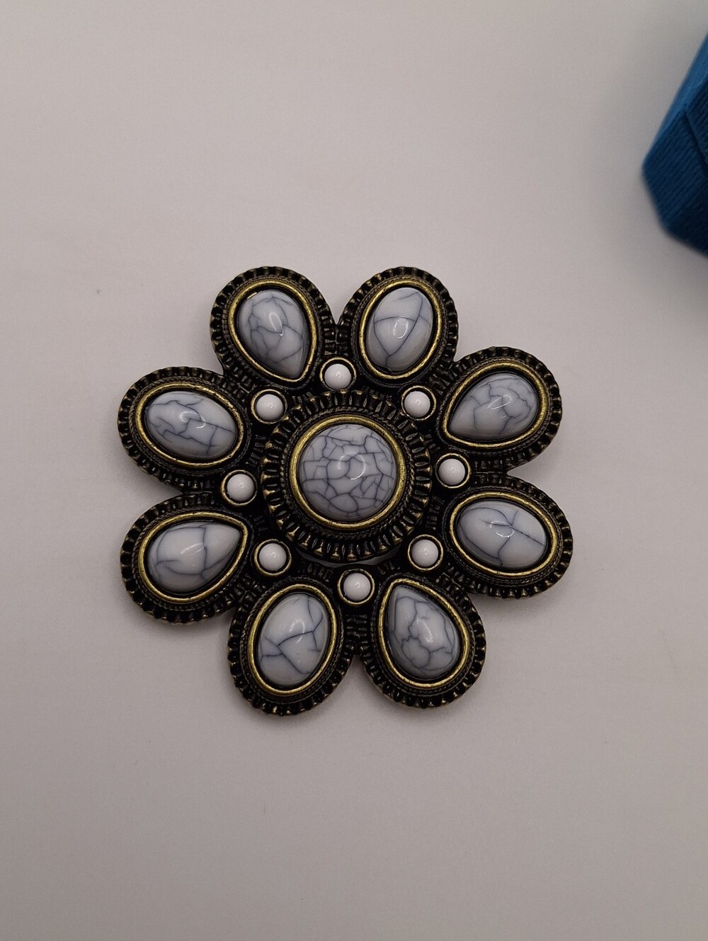 Premier Designs NWT White Stone Flower Brooch Pendant 2-in-1